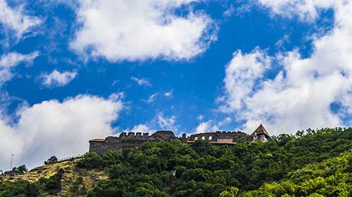 Castillo de Visegrád en el río Danubio